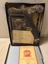 Antike Zither mit Karton